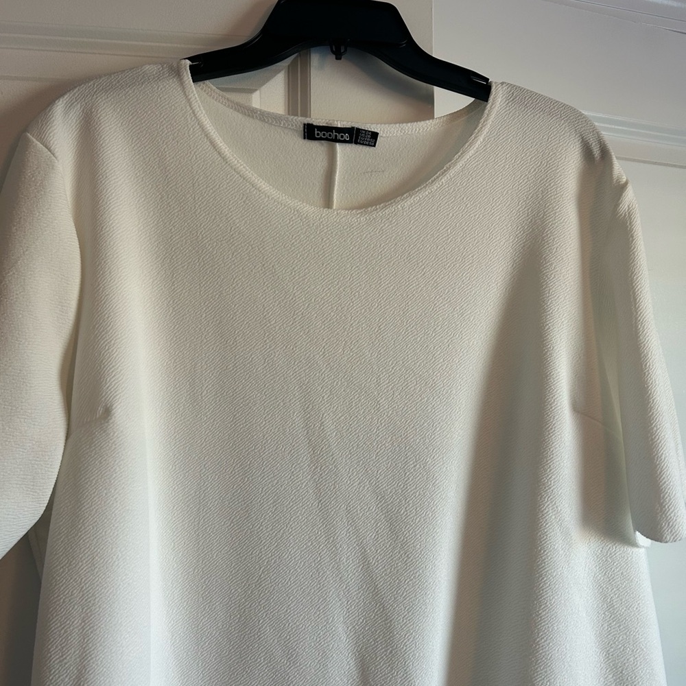 Boohoo White Textured Short Sleeve Shift Dress - Picture 3 of 4